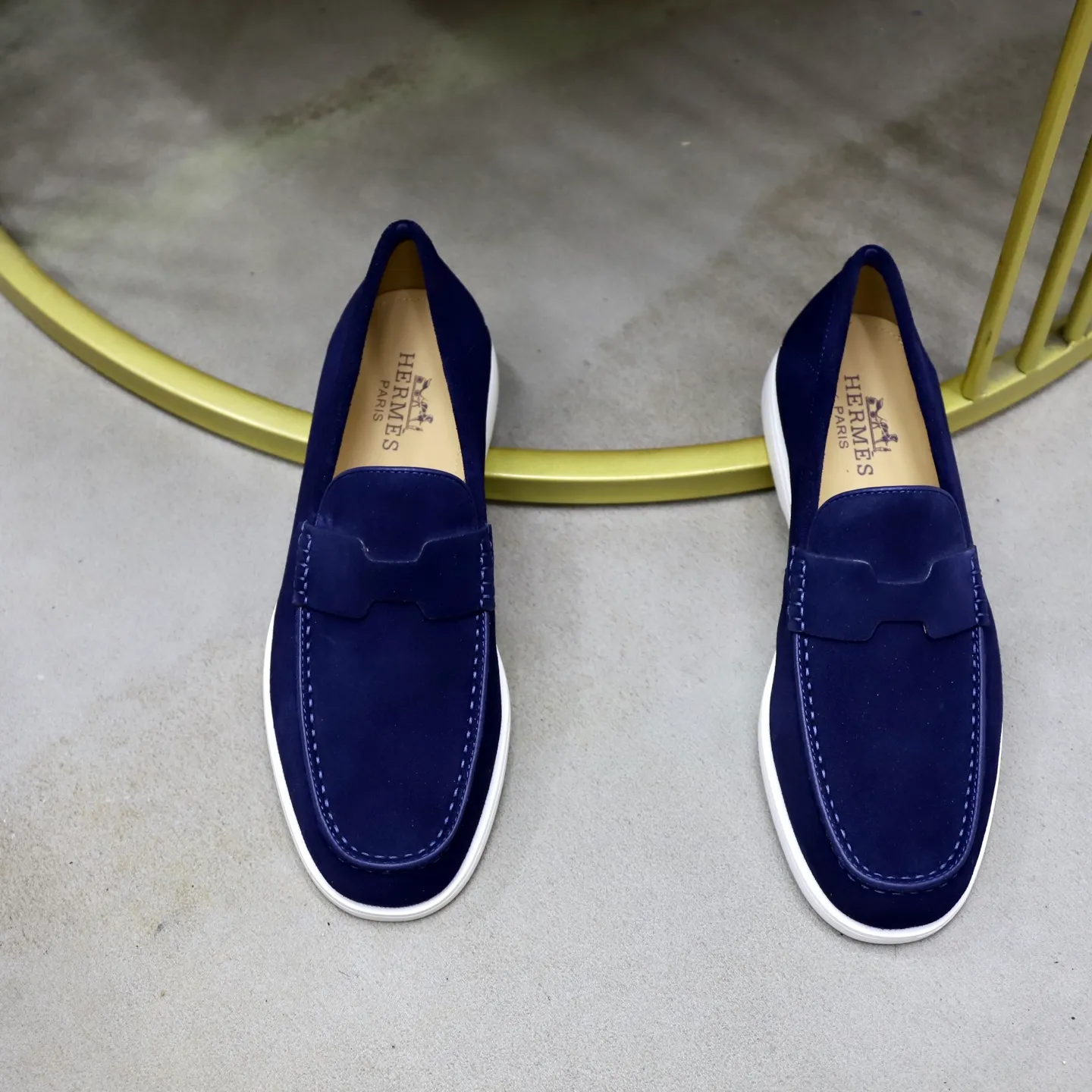 Ex-factory price: 540💰Hermès/Hermès slip-on men's shoes. This shoe is made of imported cow suede leather, with simple and smooth lines, and a 3CM rubber foam ultra-light sole combined with aerodynamic design! Youthful and fashionable, H button decoration, contrasting leather embellishment on the heel, calf lining to gently wrap your feet, with embossed logo cowhide feet, leather rock strips, casual and urban style, highlighting youthful vitality, sports and leisure version, super versatile Size number: 38-39-40-41-42-43-44 Standard leather shoe size (45 can be customized but does not support returns)